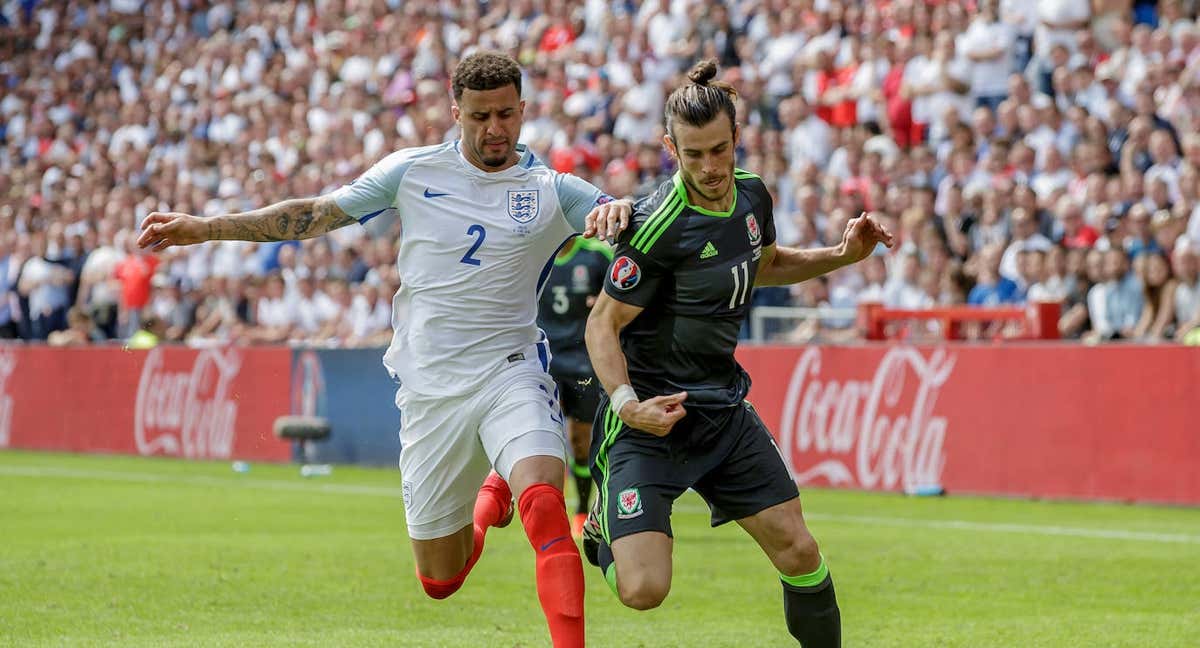 Kyle Walker y Gareth Bale pelean por un balón durante un Inglaterra-Gales en la Eurocopa 2016. /Laurens Lindhout/Soccrates/Getty Images