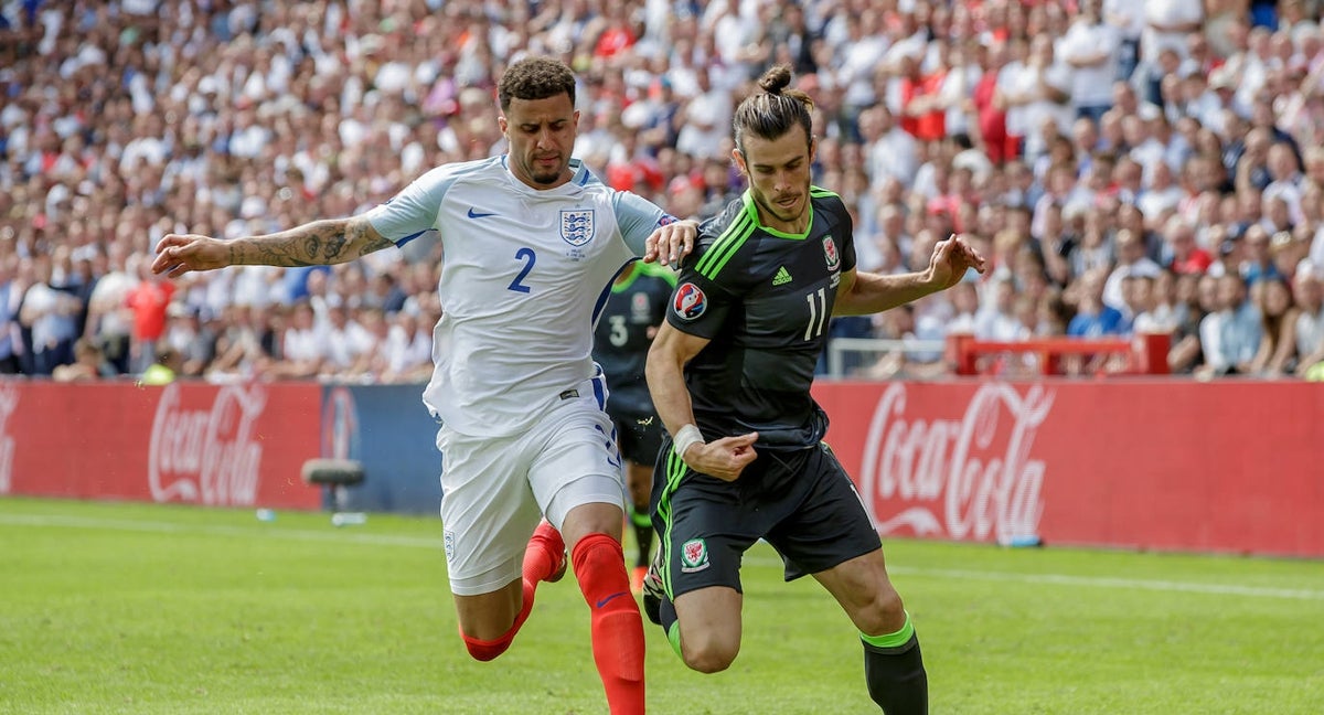 Kyle Walker y Gareth Bale pelean por un balón durante un Inglaterra-Gales en la Eurocopa 2016.