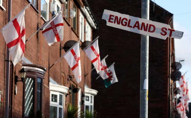 La calle Gales, en la ciudad de Oldham, decorada con banderas de Inglaterra con motivo del partido en Catar.  Reuters