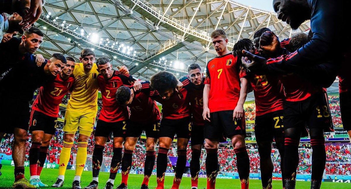 Los jugadores de Bélgica hacen una piña antes del partido ante Marruecos en el Mundial de Catar.