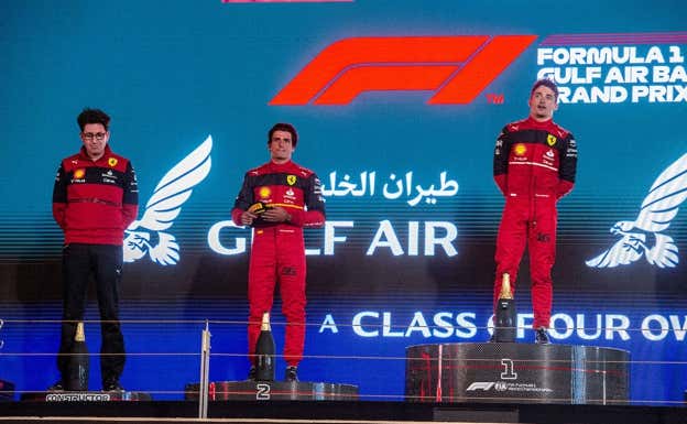 Mattia Binotto y los dos pilotos de Ferrari en el podio del GP de Bahrein.  Scuderia Ferrari