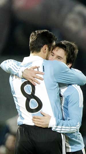 Zanetti se abraza a Messi en un partido de Argentina. GETTY