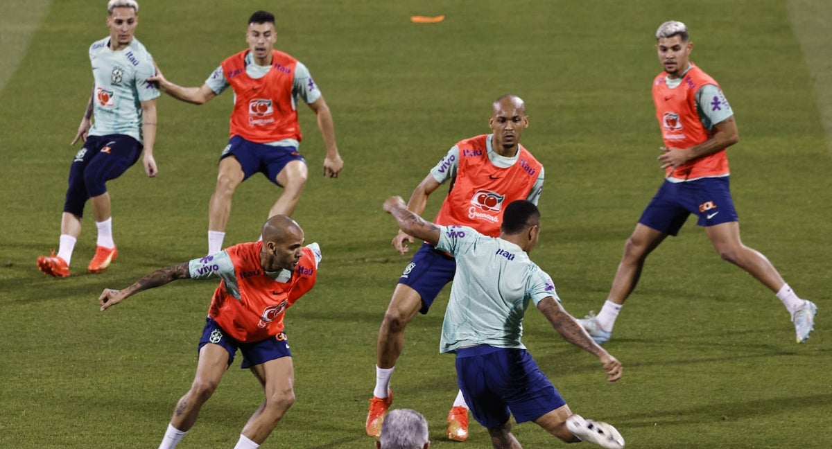 Los suplentes de Brasil durante el entrenamiento.