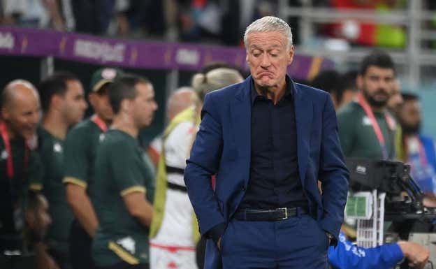 Didier Deschamps (54), con el gesto contrariado tras la derrota.  FRANCK FIFE / AFP