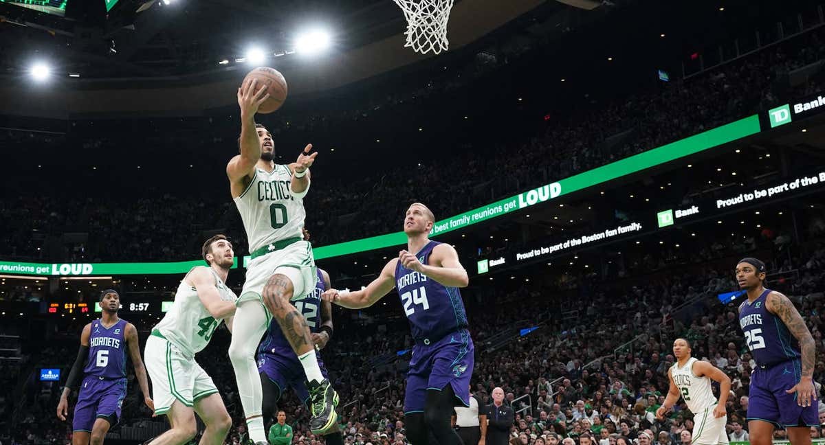 Jayson Tatum entra a canasta en el partido entre los Celtics y los Hornets. /REUTERS