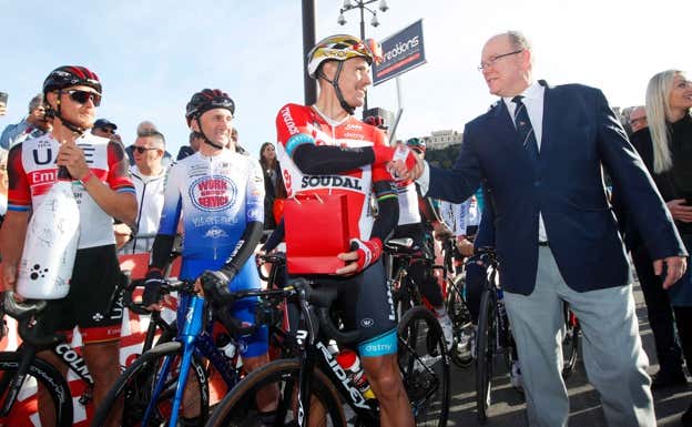 Davide Rebellin (entre Matteo Trentin y Philippe Gilbert, saludado en la foto por Alberto de Mónaco) en su última aparición pública como participante del Critérium de Beking.  BEKING