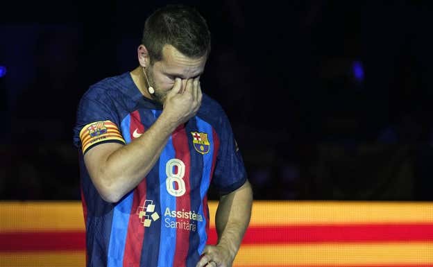 Víctor Tomàs, emocionado, durante el acto homenaje de retirada de su camiseta.  ALEJANDRO GARCÍA/EFE