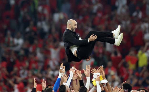 Los jugadores mantean a Regragui.  REUTERS