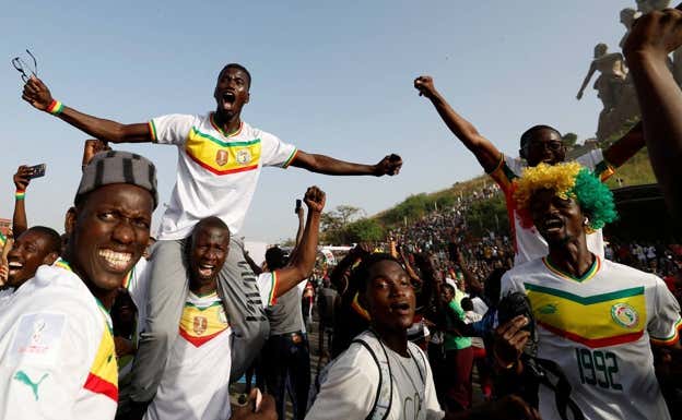 Seguidores senegaleses celebran la clasificación a octavos en Dakar. Reuters