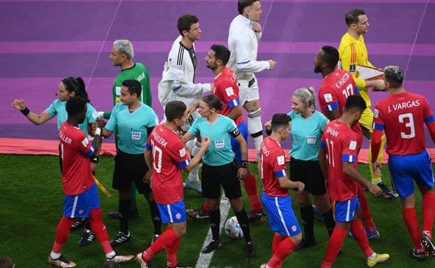 Frappart y sus asistentes saludan a los jugadores de Costa Rica antes del partido.  FRANCK FIFE / AFP