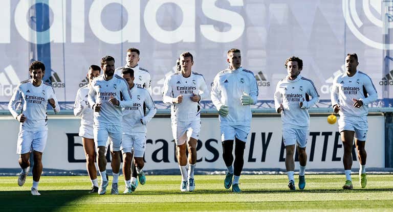 Los jugadores del Real Madrid, en el entrenamiento de esta mañana.