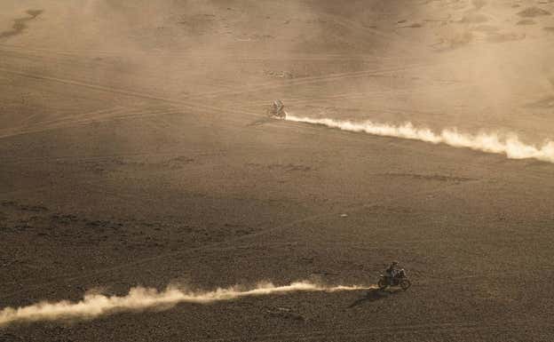 Dos motos buscan la ruta en la etapa 11 del Dakar 2022.  ASO/Charly López