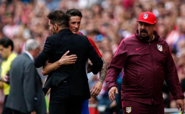 El último día en el Vicente Calderón, el 21 de mayo de 2017, con Fernando Torres y el Mono Burgos.  EFE