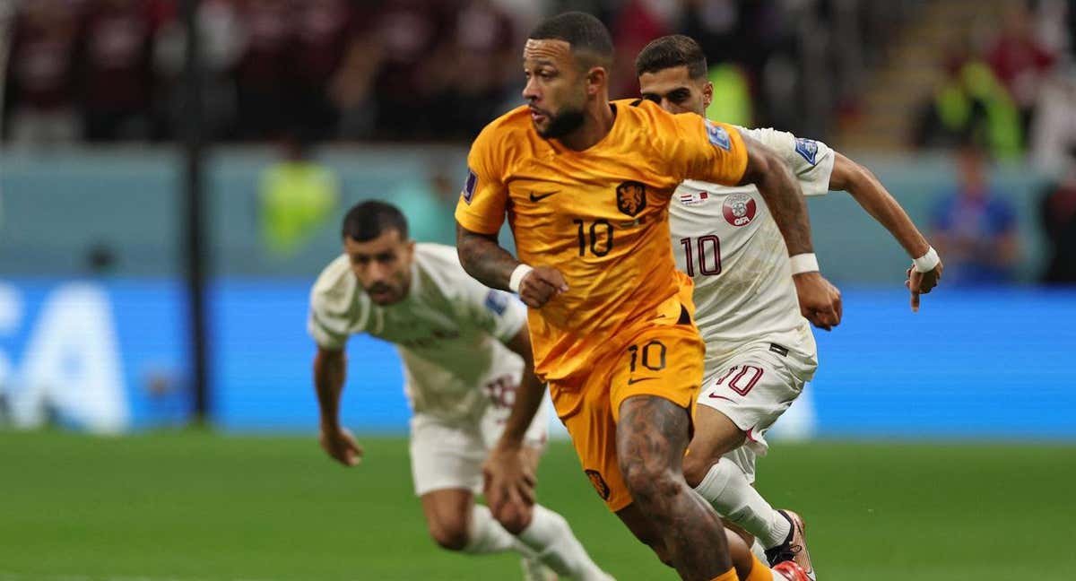 Memphis Depay ante Catar.