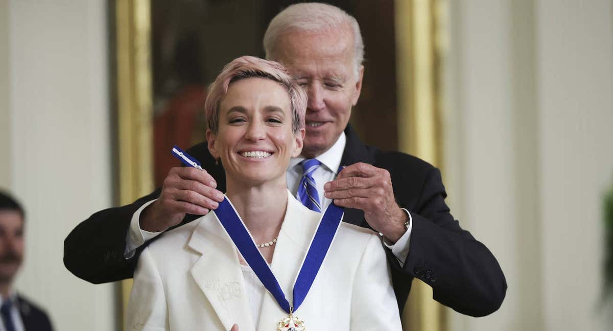Joe Biden, el presidente de los Estados Unidos, condecora a Megan Rapinoe con la Medalla Presidencial de la Libertad por su contribución a la igualdad. /Getty