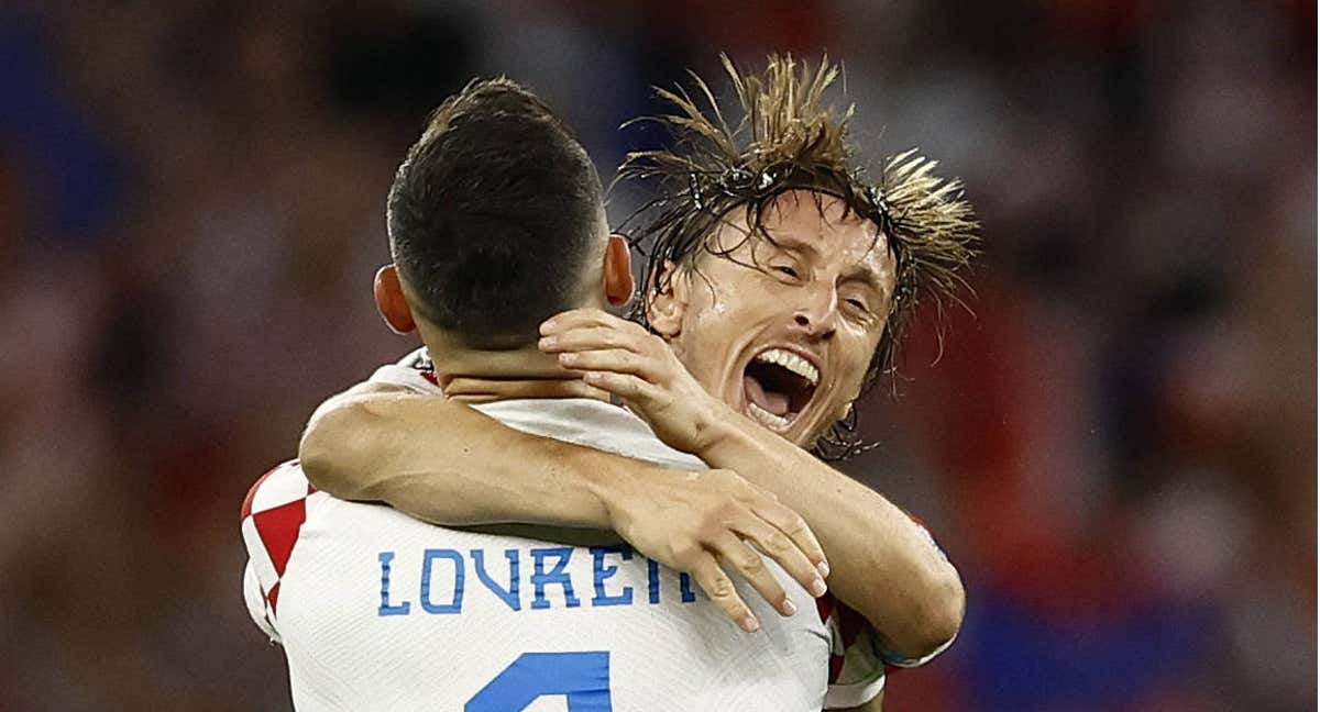 Modric se abraza con Lovren. /REUTERS