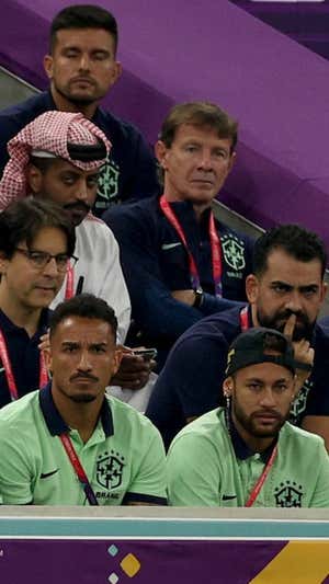 Neymar viendo el partido en las gradas.  AFP