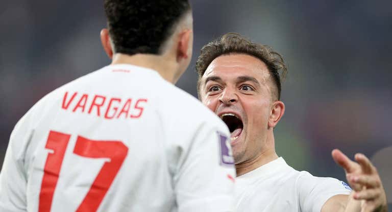 Shaqiri y Vargas celebran un gol de Suiza.