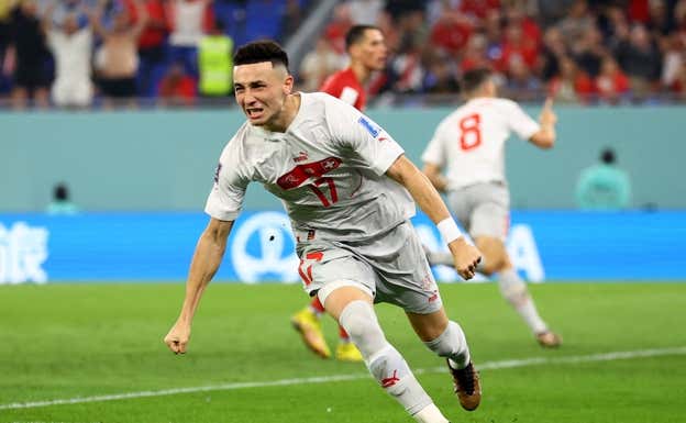 Vargas celebra el gol anotado por Freuler, justo detrás de él. REUTERS