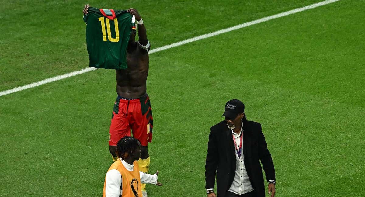 Aboubakar festeja tras el gol y antes de irse expulsado.