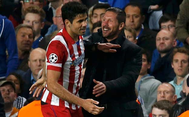 Simeone felicita a Diego Costa, al que retiró en el minuto 76 del Chelsea-Atlético (1-3), después de haber marcado un penalti.  EFE