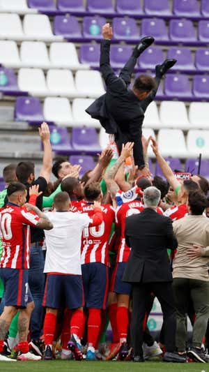 La plantilla del Atlético manteó a su Simeone en Valladolid, el 22 de mayo de 2021, después de conquistar el título de Liga.  EFE
