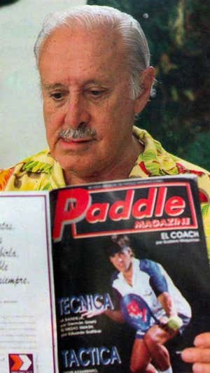 Corcuera leyendo la revista Paddle Magazine.  PADEL MAGAZINE