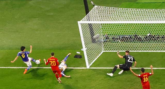 La FIFA publica la toma que dio validez al polémico 2-1 de Japón: «El balón no salió»
