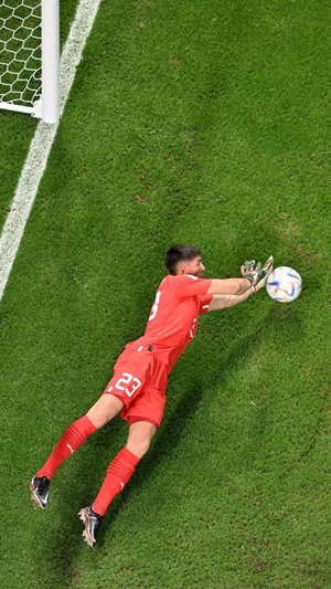 Rochet detiene el penalti de Ayew. AFP