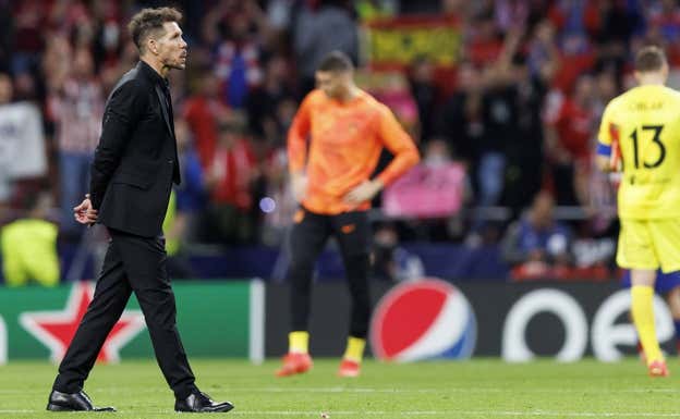 Simeone tardó unos minutos en abandonar el círculo central del Metropolitano, tras la eliminación ante el Leverkusen el 26 de octubre de 2022.  GETTY
