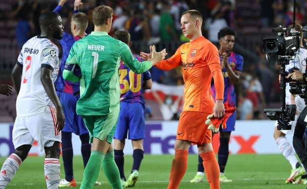 Ter Stegen y Neuer se saludan tras el Barça-Bayern de esta temporada.  GETTY