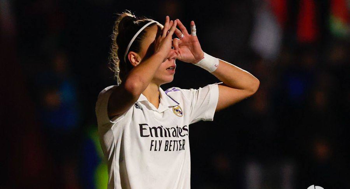 Athenea del Castillo celebra el tercer gol del Real Madrid ante el Levante Las Planas.