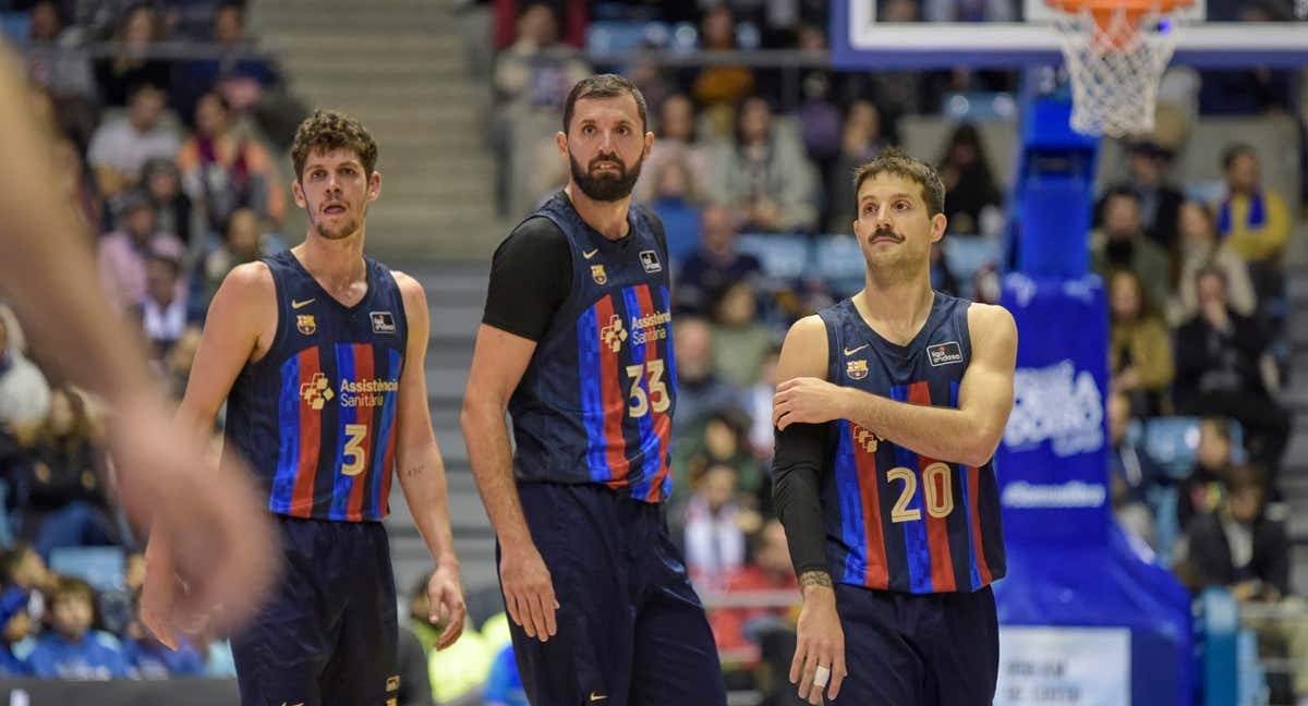 Oriol Paulí, Nikola Mirotic y Nico Laprovittola durante el partido frente al Monbus Obradoiro/ acb Photo - A.Baúlde