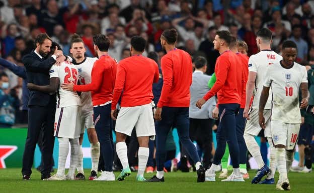 Southgate consuela a Saka en la última Eurocopa. Getty Images