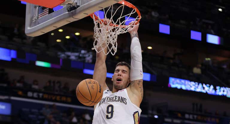 Willy Hernangómez anota una canasta con los Pelicans.