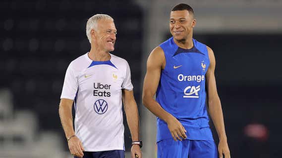 Mbappé y Deschamps, en la previa del Francia-Polonia./EFE