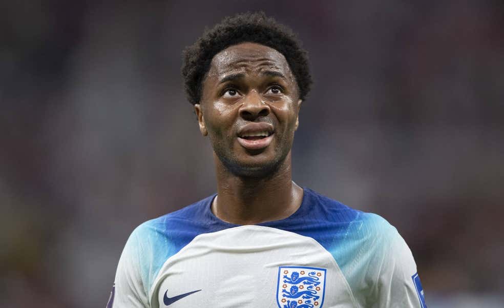 Asaltan la casa de Sterling con su familia dentro y se vuelve a Inglaterra