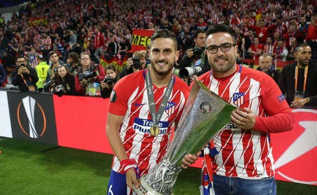 Los hermanos Resurrección Merodio posan con la Europa League de 2018.  FAMILIA RESURRECCIÓN MERODIO