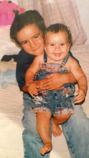 Borja, con 4 años, posa junto a Koke, con apenas unos meses.  FAMILIA RESURRECCIÓN MERODIO