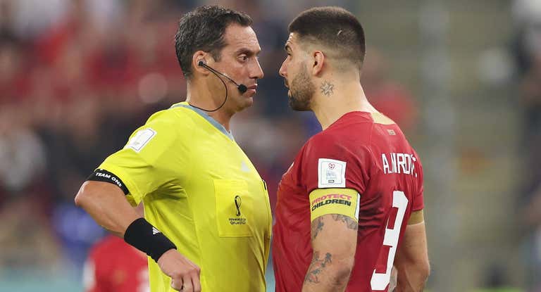Rapallini, a punto de mostrarle la cartulina amarilla a Mitrovic.