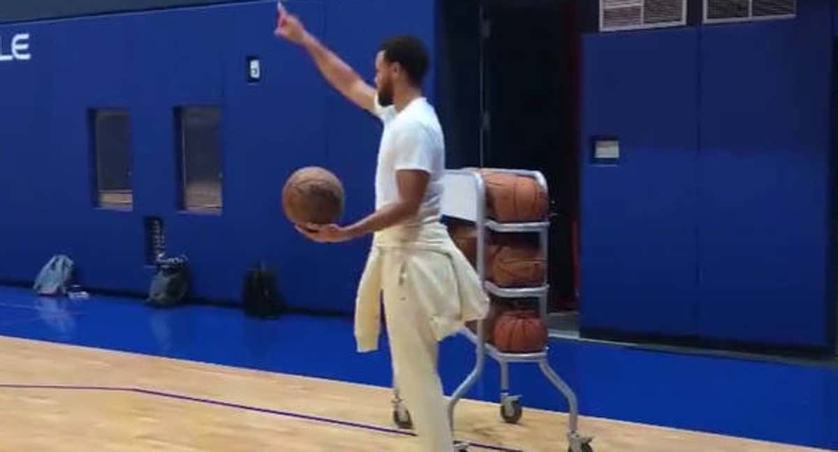 Stephen Curry apunta a la canasta antes de anotar desde el otro lado de la cancha.