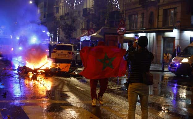 El centro de Bruselas fue ayer escenario de graves disturbios tras el triunfo de Marruecos ante Bélgica, el pasado 27 de noviembre.  EFE