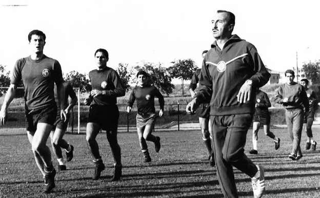 La Selección, entrenando antes de participar en uno de los Mundiales militares. CUADERNOS DE FÚTBOL