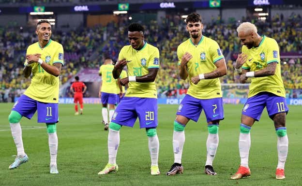 Raphinha, Vinicius, Lucas Paquetá y Neymar bailan tras un gol. Efe