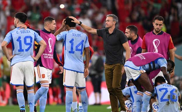 Luis Enrique consuela a Balde, con Soler, Yeremi, Carvajal, Eric, Nico, Ansu y Pedri.  AFP
