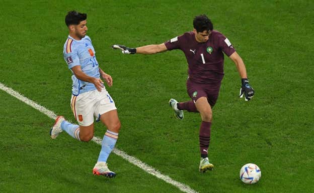 Asensio, presionando a Bono en una jugada de la primera mitad del Marruecos-España.  AFP