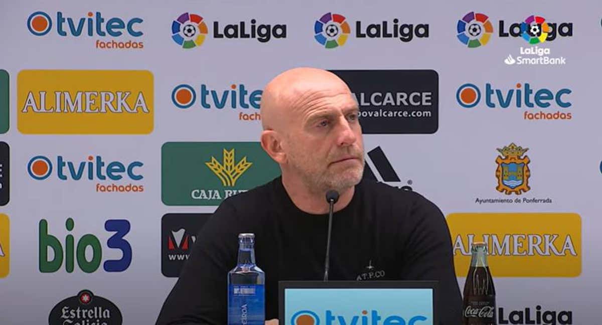 Julián Calero, el entrenador del Burgos, durante la rueda de prensa posterior a la victoria de su equipo frente a la Ponferradina. /LaLiga