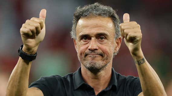 Luis Enrique saluda a la afición española tras la eliminación./GETTY