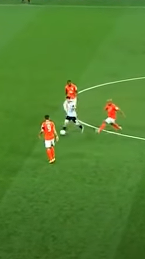 Messi siendo presionado por De Jong en su propio campo.