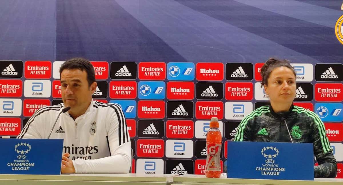 Alberto Toril e Ivana Andrés en la rueda de prensa previa al Real Madrid - Chelsea. /Relevo